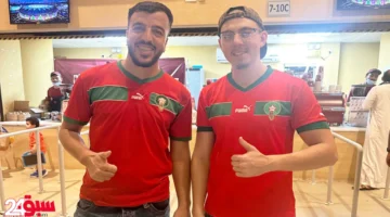 مشجعان مغربيان يخطفان قلوب السعوديين بدعم استثنائي للأخضر في لفتة أخوية